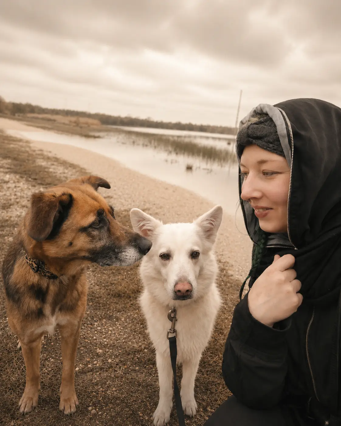 Janin Hammermüller mit ihren beiden Hunden